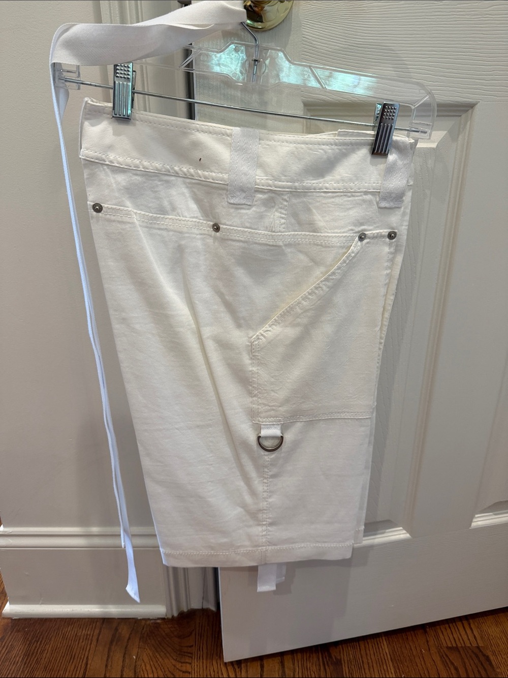 Elie Tahari White Women's Cargo Shorts with D-Ring Detail